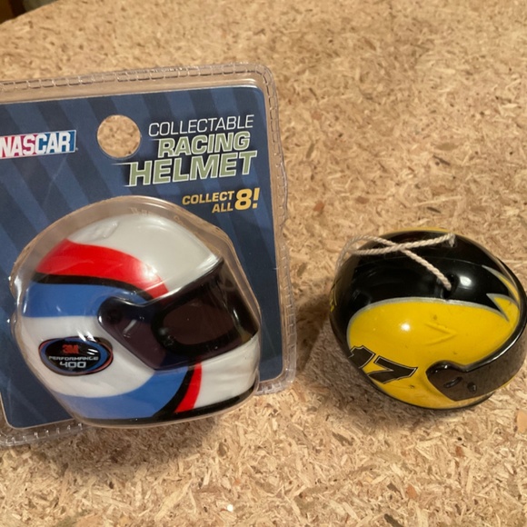 Nascar lot 2 1:64 die cast cars and 2 collectible helmets - Picture 5 of 5